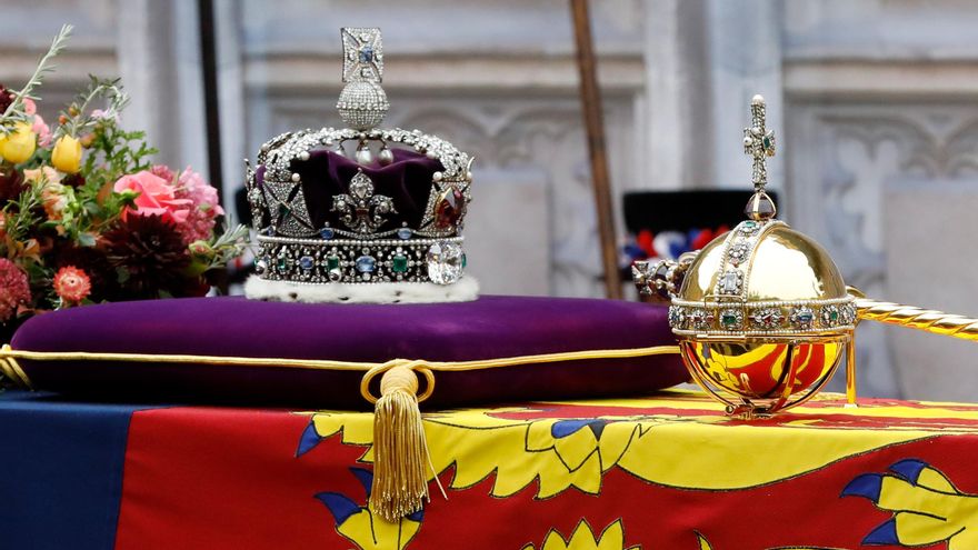 Detalle del féretro de la reina Isabel II, ataviado con el Estandarte Real con la Corona Imperial de Estado y el orbe real y el cetro de la monarca.