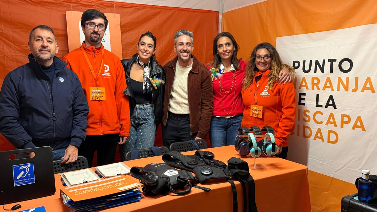 Cascos antirruido, lo más solicitado en el Punto Naranja de accesibilidad en el Carnaval de Santa Cruz de Tenerife