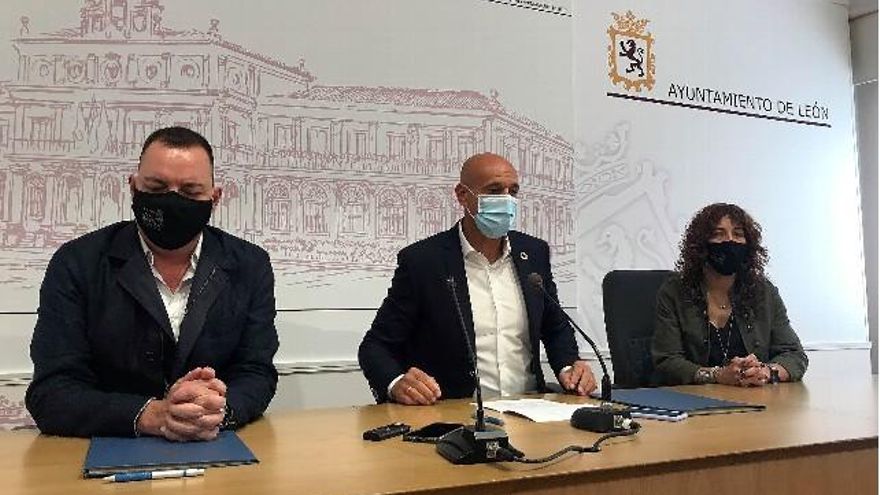 El alcalde de León, José Antonio Diez(C), el director general de Fundos (Fundación Obra Social de Castilla y León), José María Viejo (I), y la directora del Museo Casa Botines, Noemí Martínez (D), presentan un acuerdo de colaboración. / Peio García / ICAL