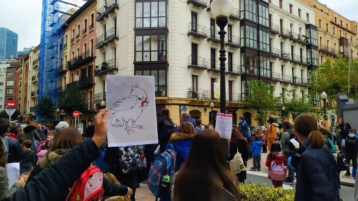 Alumnos del Colegio Cervantes realizan un canto colectivo para pedir que no se derribe la BAM