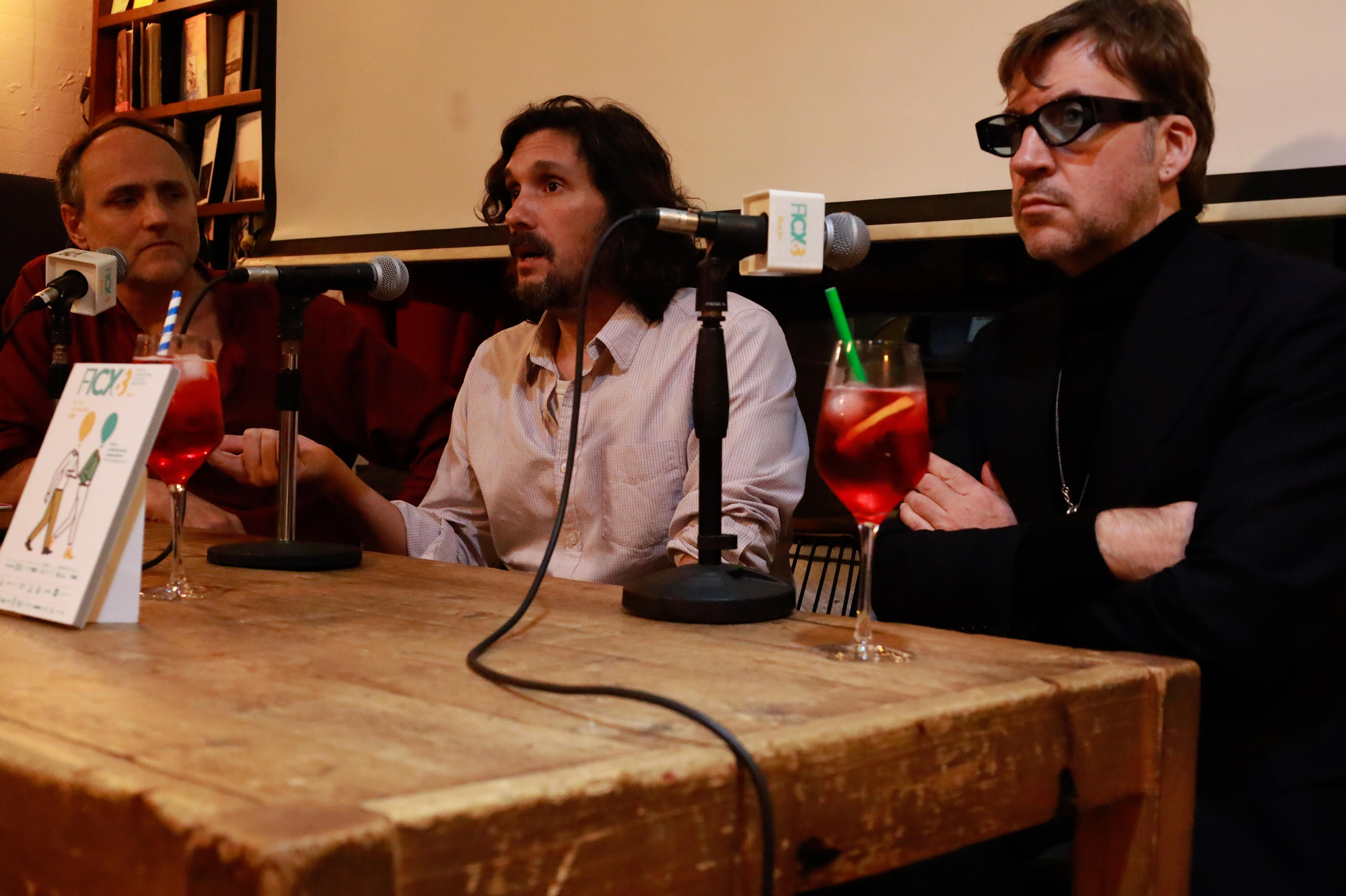 El cineasta argentino Lisandro Alonso charla con Albert Serra y Roger Koza en Gijón