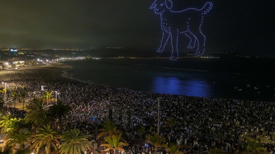 Quevedo anuncia en el cielo de Las Canteras que 'El Baifo' está al caer
