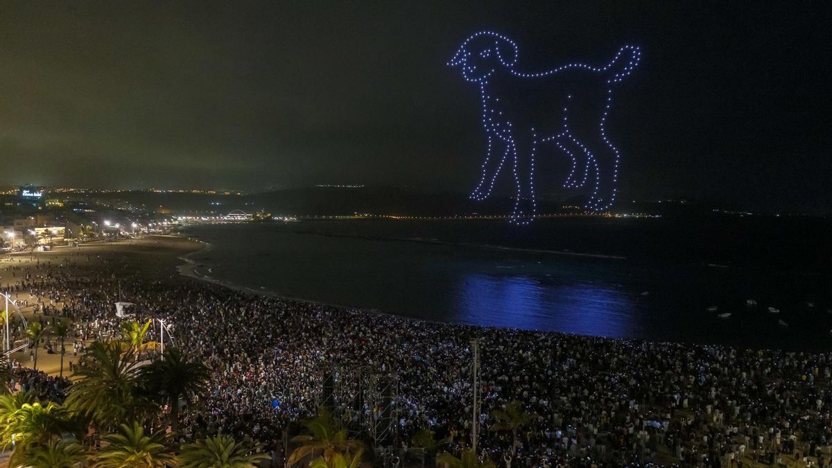Quevedo anuncia en el cielo de Las Canteras que 'El Baifo' está al caer