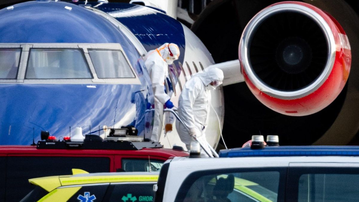 Un posible paciente holandés desciende del avión tras la llegada al aeropuerto de Schiphol en Ámsterdam de varios viajeros con sospecha de hantavirus procedentes del crucero MV Hondius.