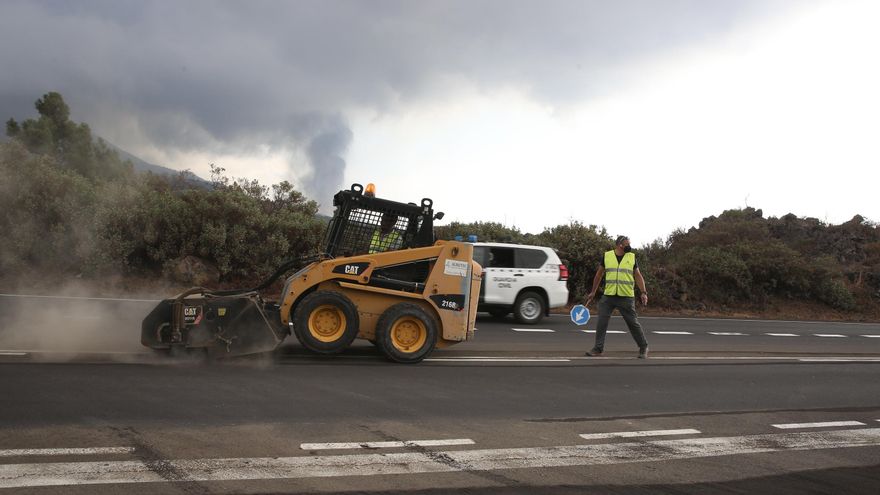 Limpieza en la Shell de El Paso. / FOTO: ALEJANDRO RAMOS