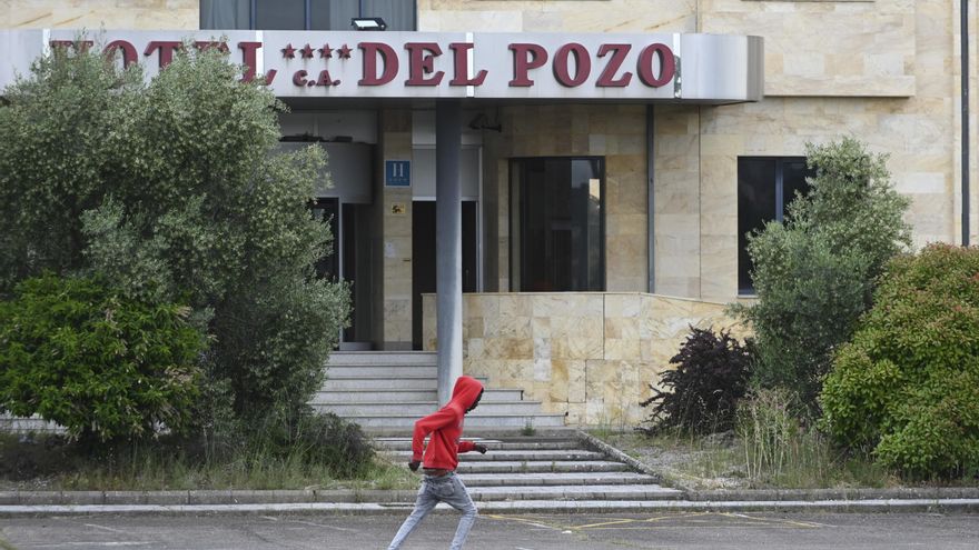 El centro de ayuda humanitaria de Villaquilambre (León) acoge a 445 solicitantes de asilo