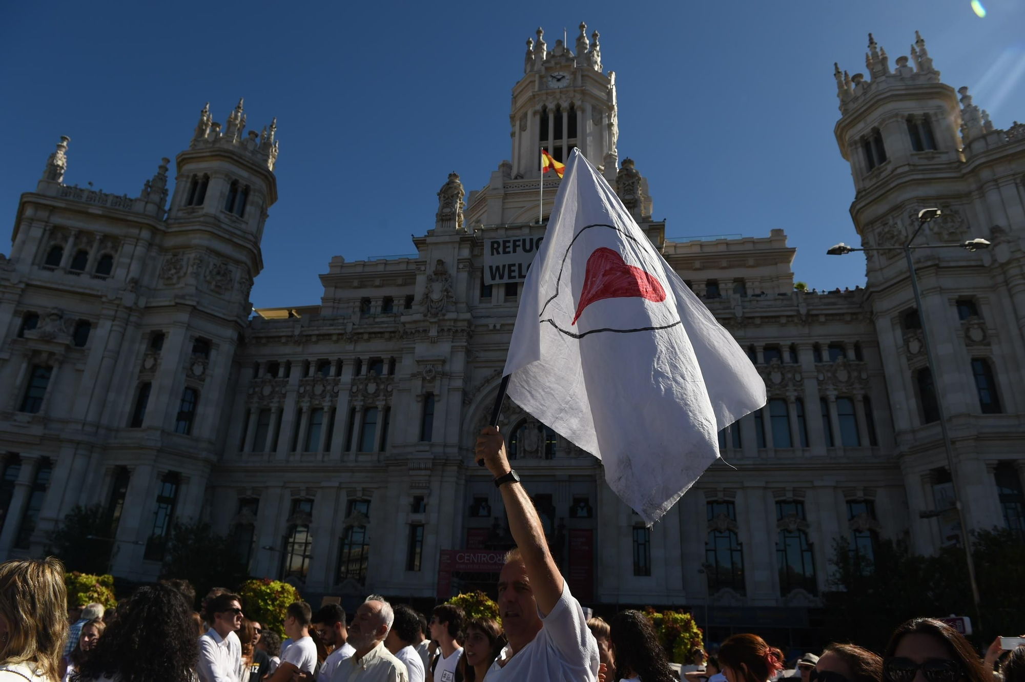Un hombre sostiene una bandera durante la concentración a favor del diálogo
