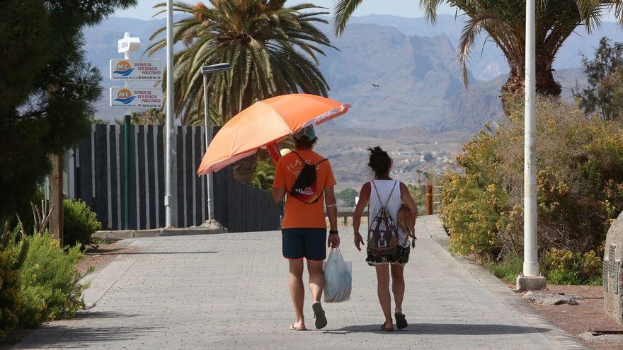 Día de calor en Maspalomas, junto al parque Tony Gallardo. (ALEJANDRO RAMOS)
