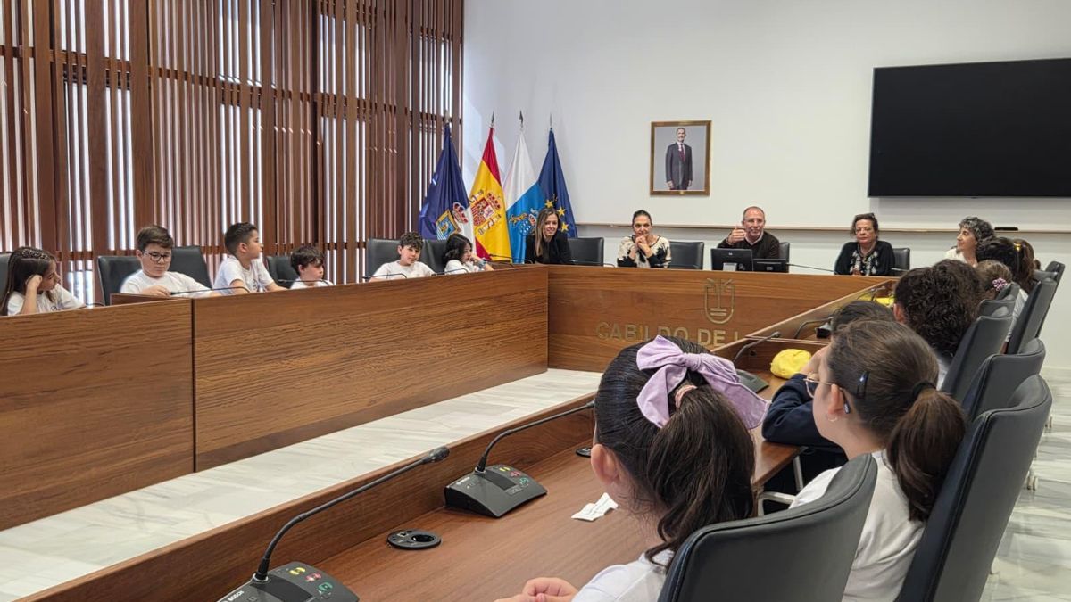 Durante la visita al Cabildo de La Palma, los escolares pudieron conocer las instalaciones históricas y operativas del edificio, deteniéndose especialmente en el Salón de Plenos, donde se les explicó cómo se debaten y aprueban las decisiones que afectan al día a día de todos los palmeros y palmeras.