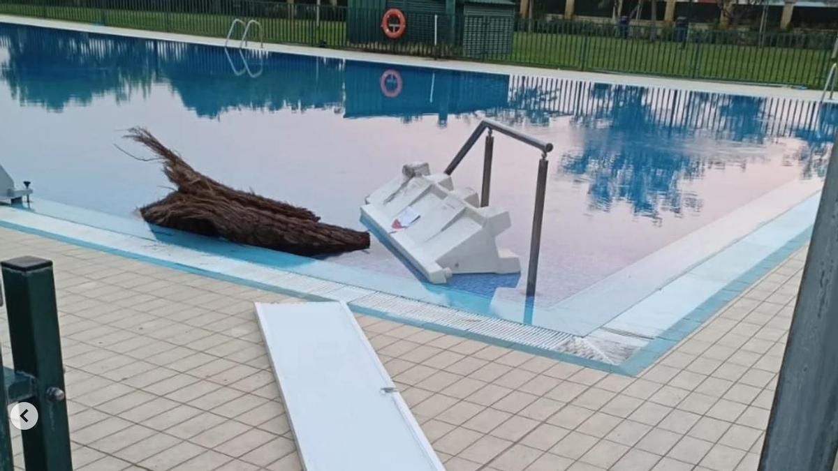 Vandalismo en Agoncillo: sombrillas y bancos arrancados y sillas en los tejados