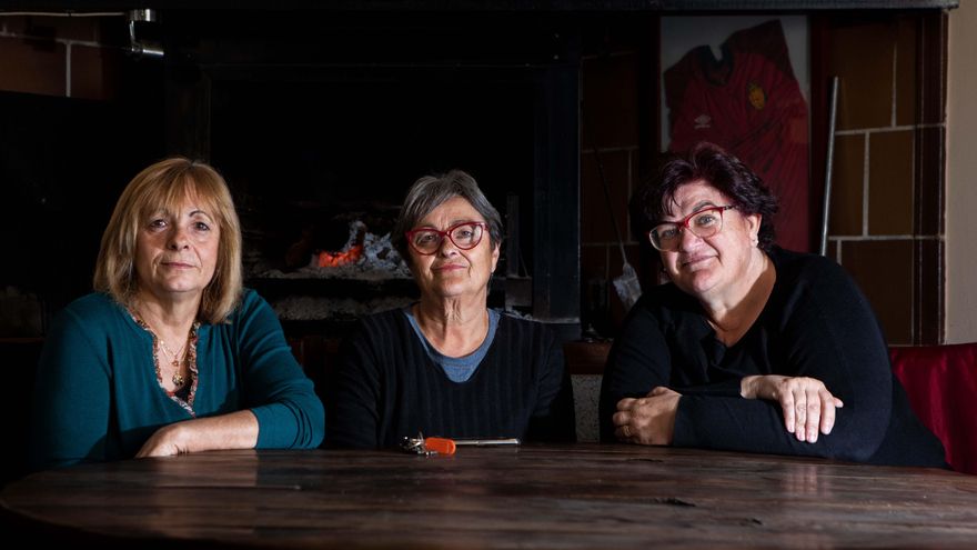 Ángeles, Amelia y Loli, vecinas de Son Carrió afectadas por el cierre de las oficinas bancarias.
