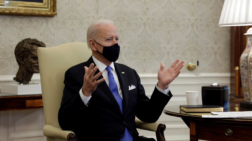 El presidente de EE.UU., Joe Biden, mantiene una reunión en el Despacho Oval de la Casa, Blanca, este 3 de marzo de 2021, en Washington. EFE/Yuri Gripas