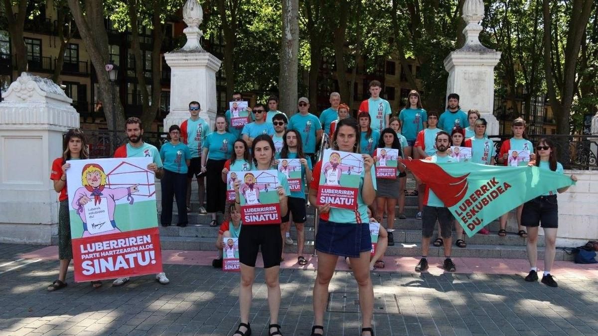 Comienzan una recogida de firmas para acabar con el "veto político" en fiestas a los colectivos relacionados con GKS