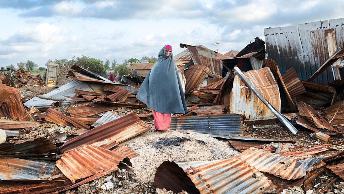 Una mujer permanece de pie entre los escombros de su aldea, destruida por supuestos insurgentes en retirada, en Awdheegle, una de las varias ciudades recientemente liberadas de los militantes vinculados a Al-Qaeda, Al-Shabaab, por el Ejército Nacional Somalí (SNA) en la región de Bajo Shabelle de Somalia el 11 de noviembre de 2025.