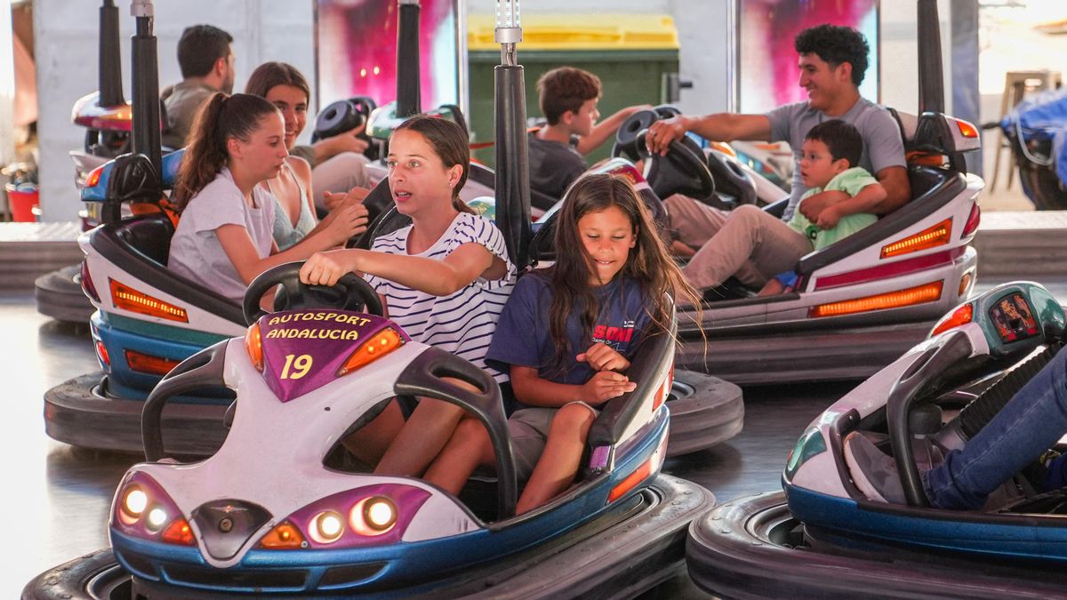 Los 'cacharritos' de la calle del Infierno de la Feria de Córdoba