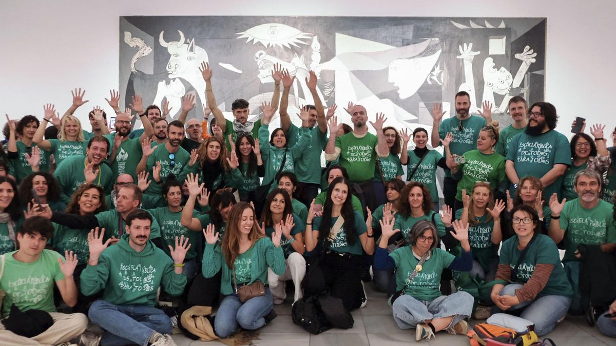 Centenares de profesores con sus camisetas verdes han llenado este miércoles, sexta jornada de huelga indefinida de la educación pública no universitaria madrileña, las salas del Museo Reina Sofía, donde han reclamando una educación "pública y de calidad" frente al cuadro de 'Guernica' de Pablo Picasso. EFE/Ana María Márquez