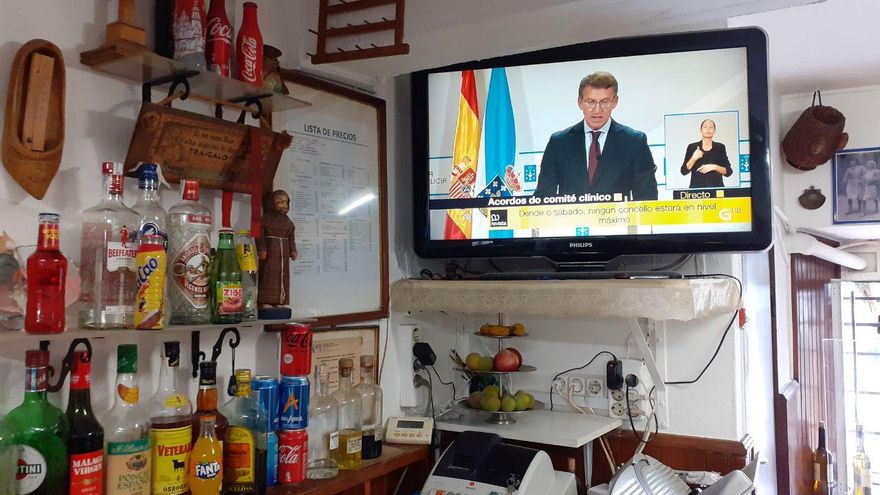 La comparecencia del presidente de la Xunta, Alberto Núñez Feijóo, sobre el nuevo protocolo en la hostelería es seguida en directo en un bar de Santiago