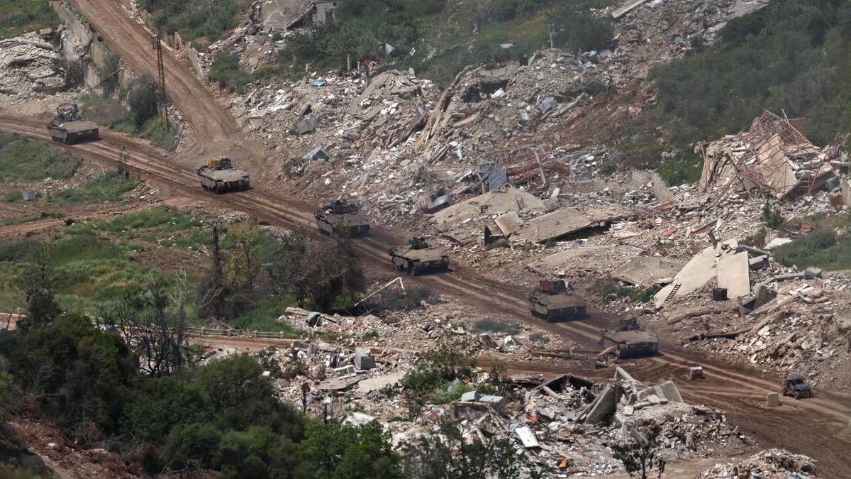 Vehículos militares israelíes en territorio libanés, vistos desde la frontera norte de Israel, el 6 de mayo de 2026.