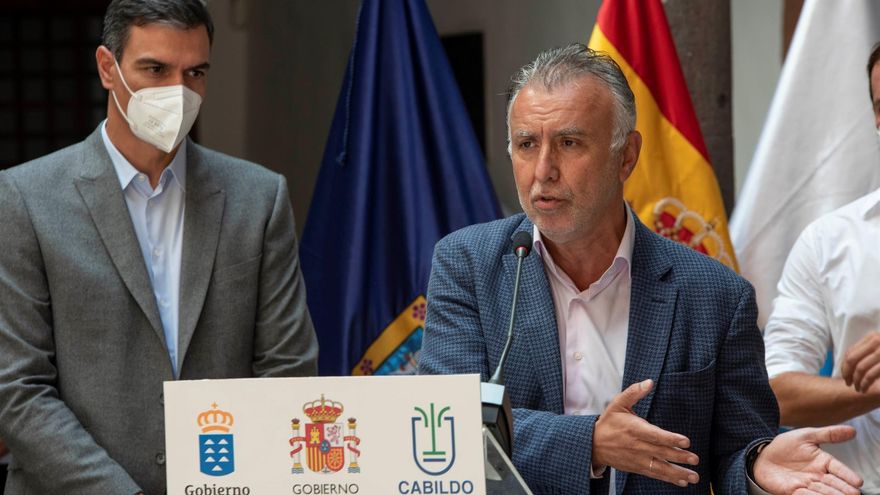 El presidente del Gobierno de Canarias, Angel Víctor Torres, junto al líder del Ejecutivo central, Pedro Sánchez, durante una rueda de prensa en la sede del Cabildo Insular de La Palma.