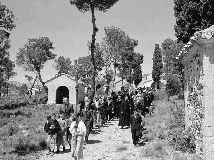 En la primera: una de las romerías que se hacían el 16 de abril, día de Santa Engracia, hasta el Calvario de Santolea
