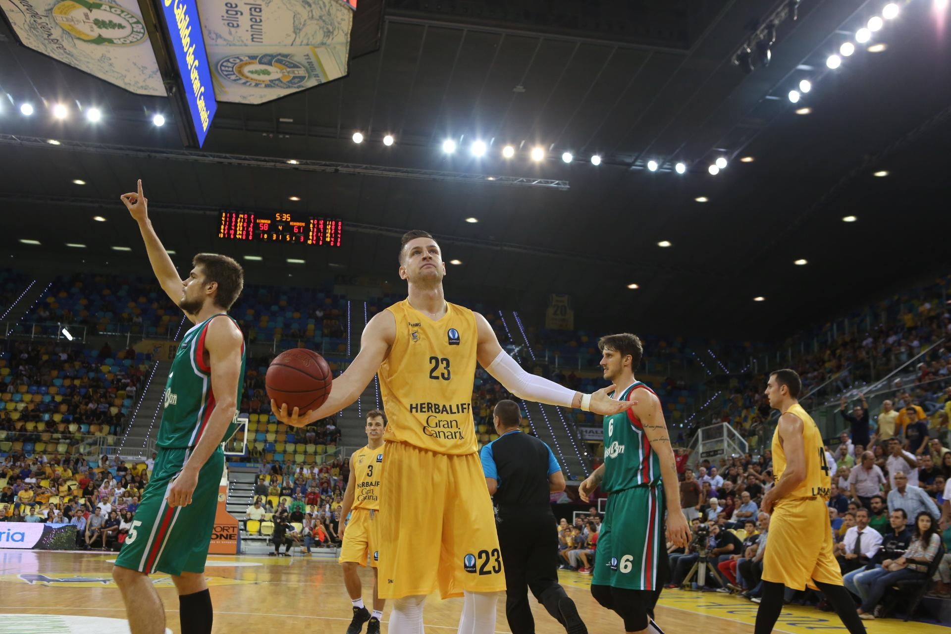 El pívot del Herbalife Gran Canaria, Alen Omic, desencantado ante las decisiones arbitrales.