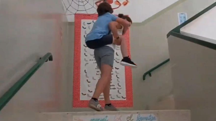 La ministra Alegría urge al colegio de Alicante a buscar una solución para que el alumno en silla de ruedas pueda acceder al aula