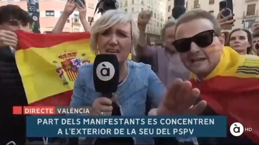 Ultras acosan a una periodista de À Punt frente a la sede socialista en Valencia