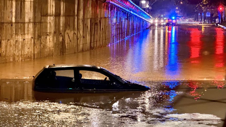 Coche atrapado en un tramo de carretera inundado en Mataró (Barcelona) el 18 de octubre
