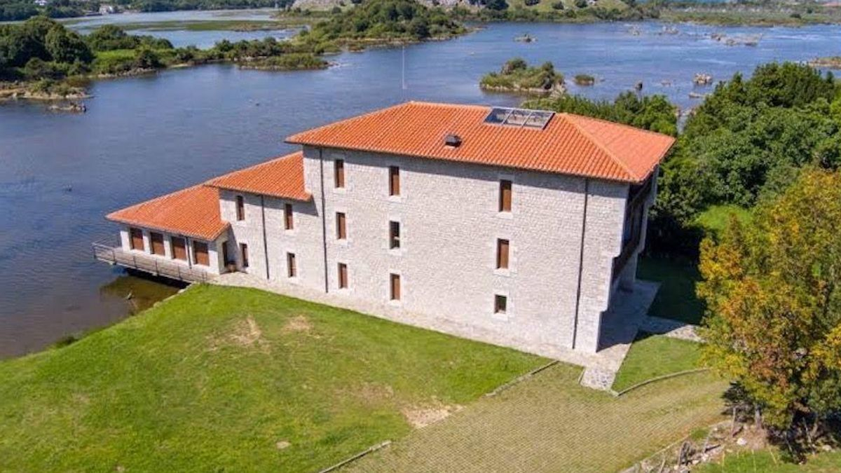 Arnuero acoge la muestra de Hispania Nostra que celebra medio siglo de defensa del patrimonio