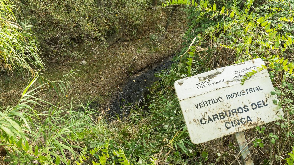 Cartel que autoriza los vertidos controlados de la empresa