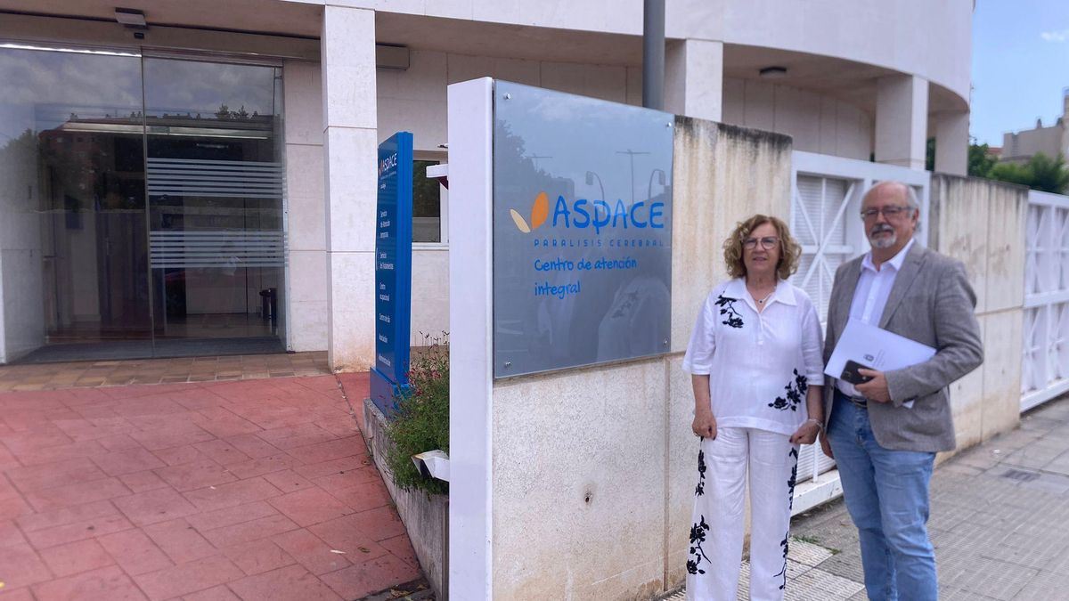 El concejal Jesús López con la presidenta de Aspace a las puertas de la sede de la entidad