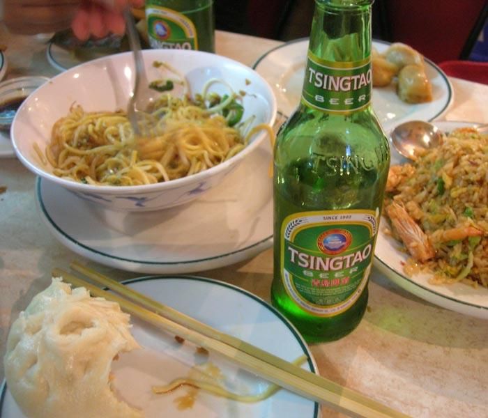 Ensalada de tallarines, arroz con gambas, Tsingtao y pan hervido
