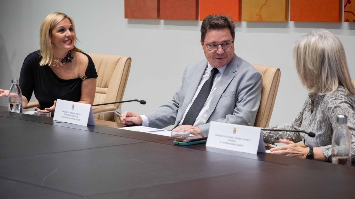 En el centro, el consejero de Economía, Guillermo Santamaría, en el consejo de gobierno de este martes