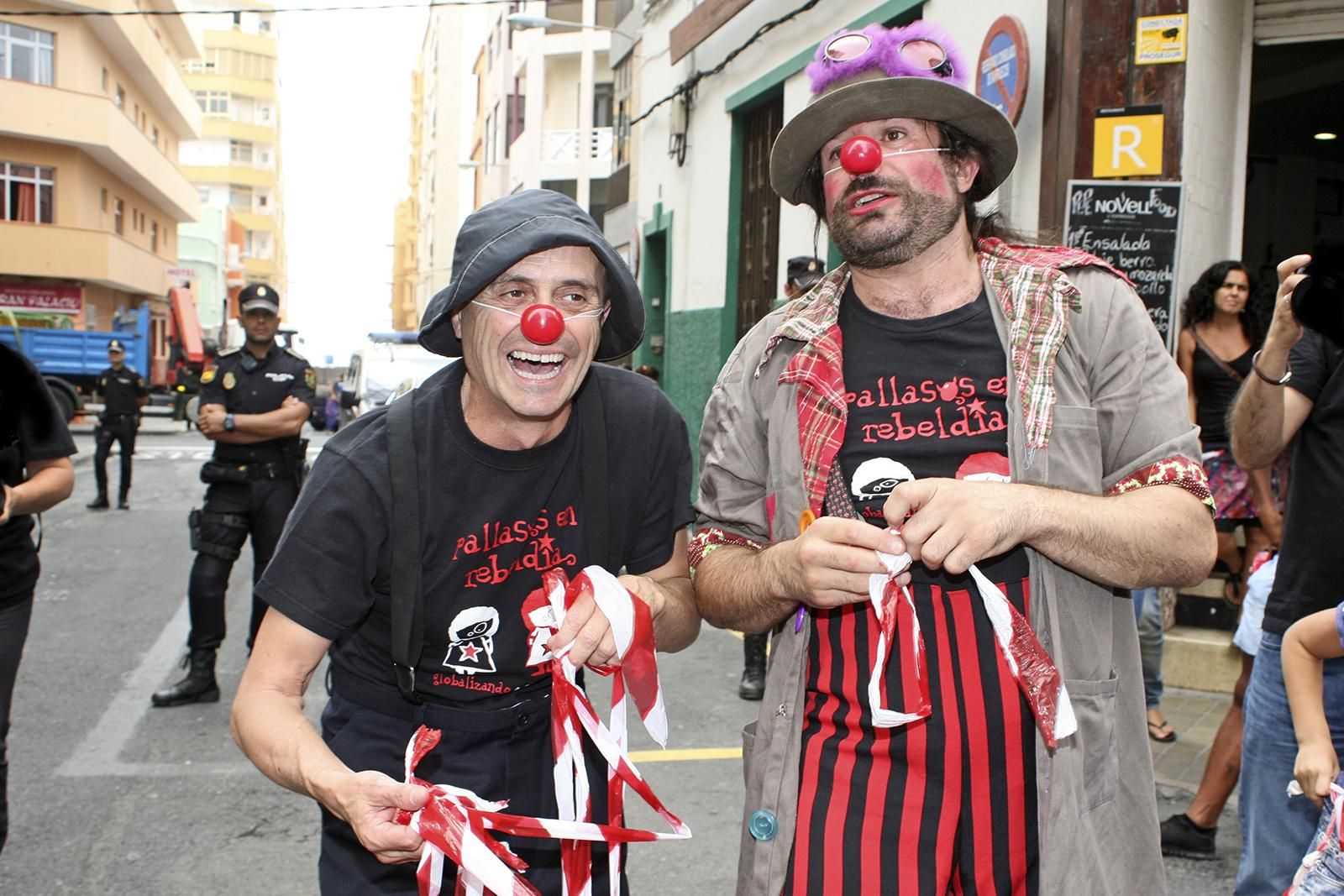 Performance frente al Consulado de Marruecos de Pallasos en Rebeldía (ALEJANDRO RAMOS)