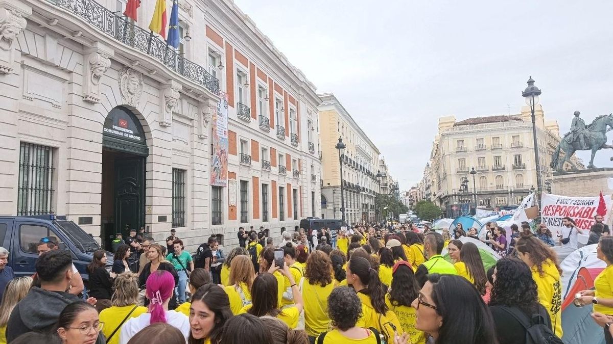 Educadoras de 0 a 3 frente a la Presidencia de la CAM en la Puerta del Sol