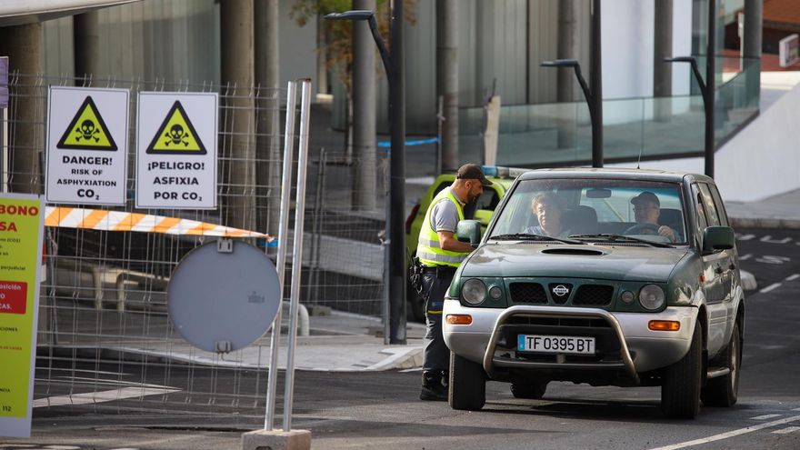En la imagen, control de acceso de los vecinos de Puerto Naos este viernes. EFE/ Luis G Morera
