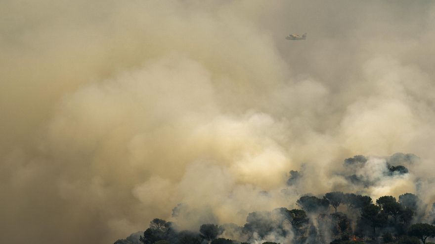 Un hidroavión trabaja este miércoles en las labores de extinción del incendio declarado el sábado en Cebreros (Ávila). EFE/ Raúl Sanchidrián