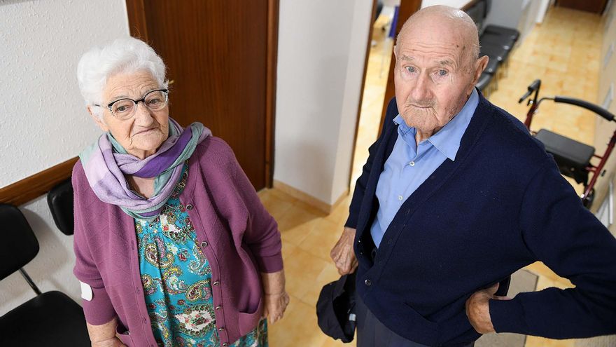 Josep y Cinta Suñé, de 97 y 89 años, aguardan su visita al médico en La Pobla de Massaluca (Tarragona).