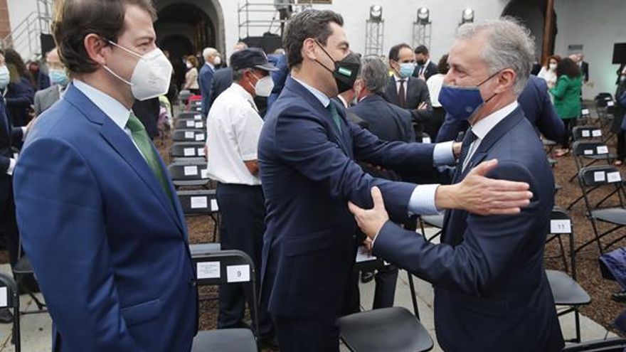 El presidente de Canarias, Ángel Victor Torres, saluda al presidente de Andalucía, Juan Manuel Moreno, en presencia del presidente electo de Castilla y León, Fernández Mañueco. (EFE/Juan Carlos Hidalgo)