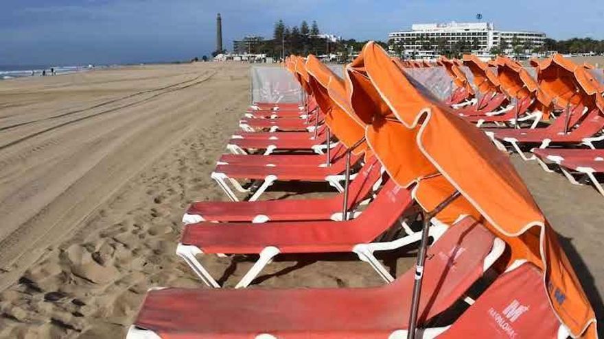 Los sindicatos acusan al Ayuntamiento de San Bartolomé de Tirajana de subir el precio de las hamacas "para poder ejecutar su privatización"