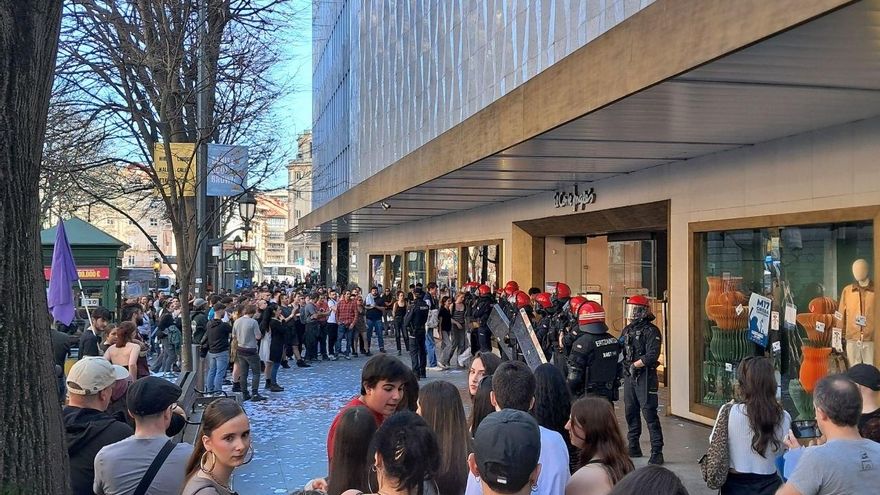 Agentes de antidisturbios de la Ertzaintza, este martes en la Gran Vía de Bilbao