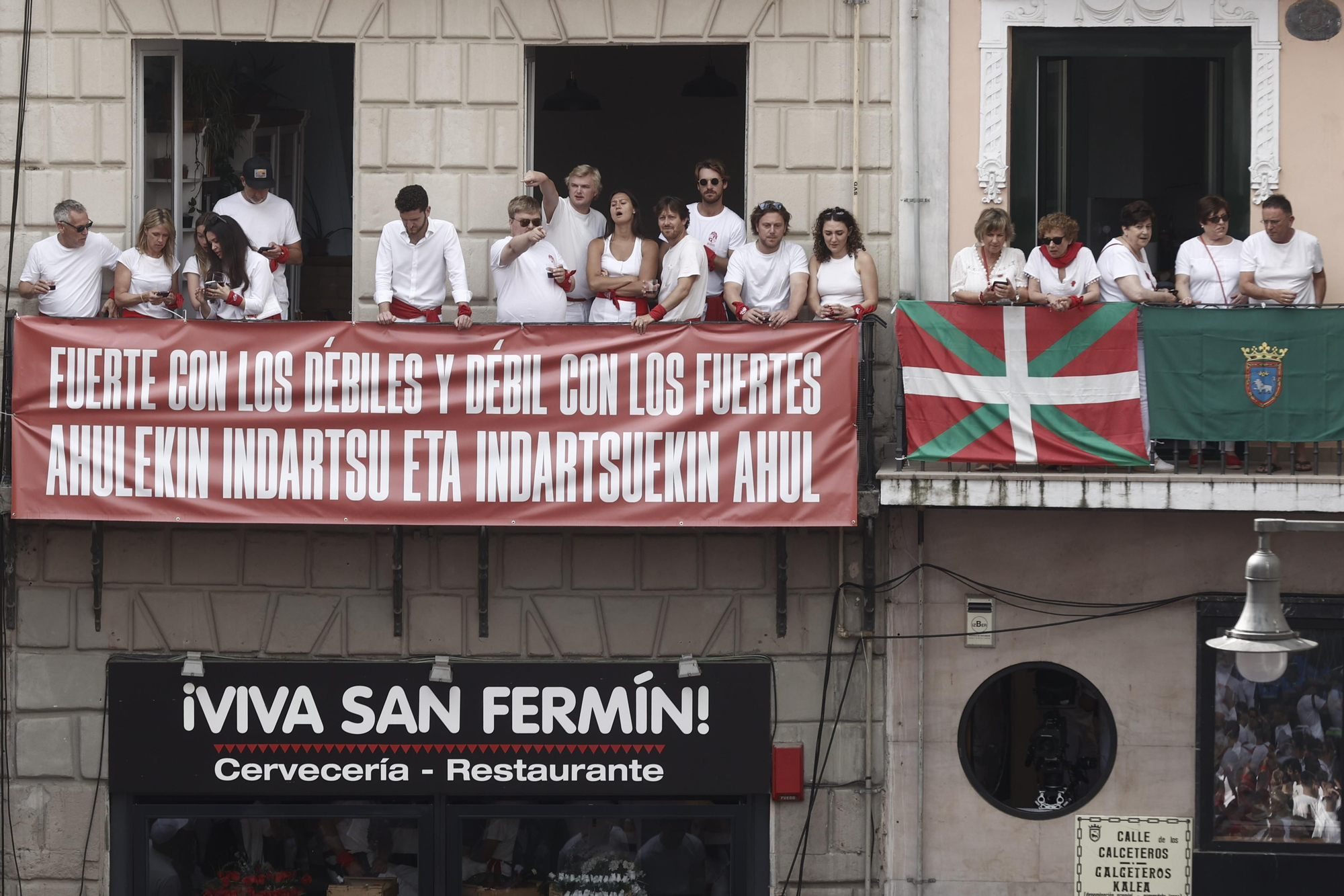 Mensajes en contra de la UEFA en los balcones de la Plaza del Ayuntamiento de Pamplona por la expulsión de Osasuna, que este año lanza el chupinazo, de la Conference League por amaño de partidos. EFE