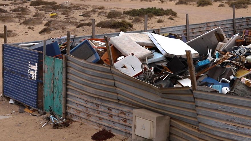 Un solar repleto de basura en una calle de La Graciosa