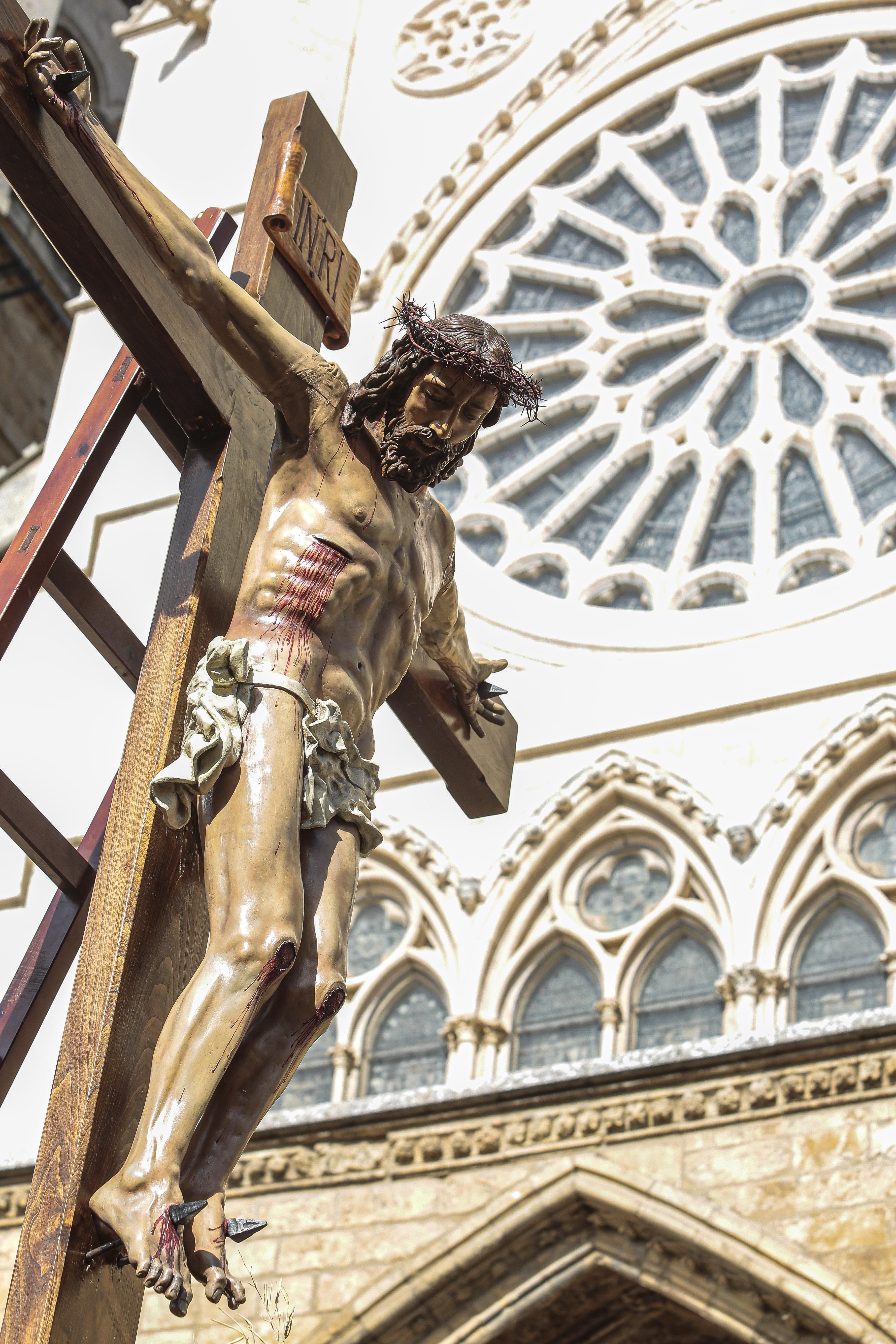 El Desenclavo de León baja a Jesús de la cruz frente a San Isidoro y ofrece su cuerpo a su madre