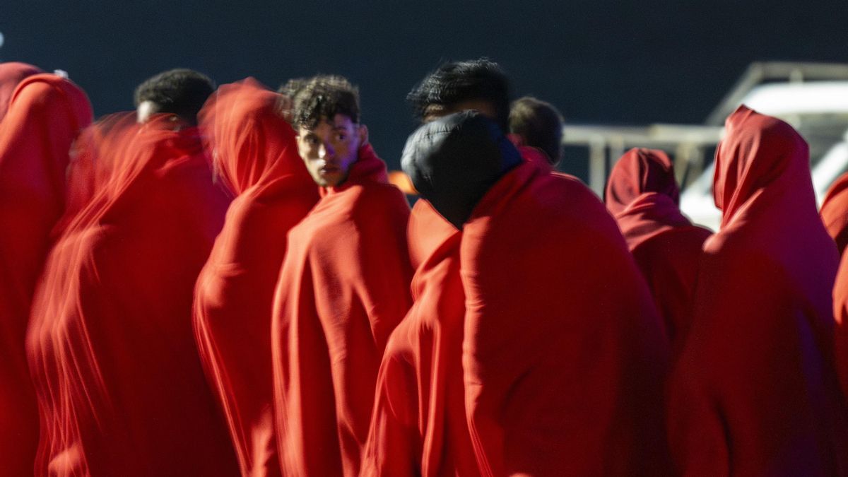 Llegada al muelle de Arrecife de un grupo de personas rescatadas en la ruta canaria
