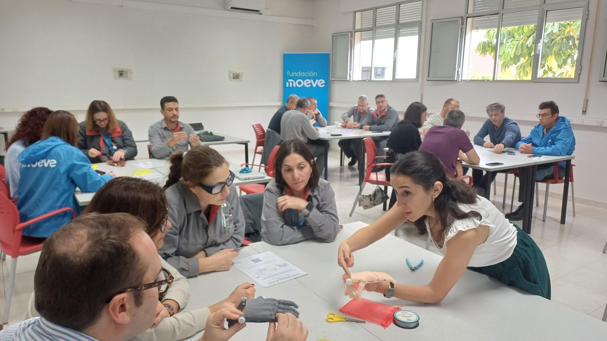 Fundación Moeve y Ayúdame 3D impulsan un voluntariado de creación de prótesis de manos para personas con discapacidad