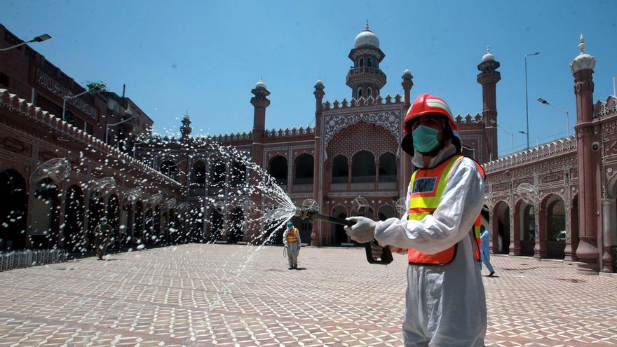 Un trabajador desinfecta la mezquita de Sunehri el pasado mes de mayo para prevenir la propagación del virus.