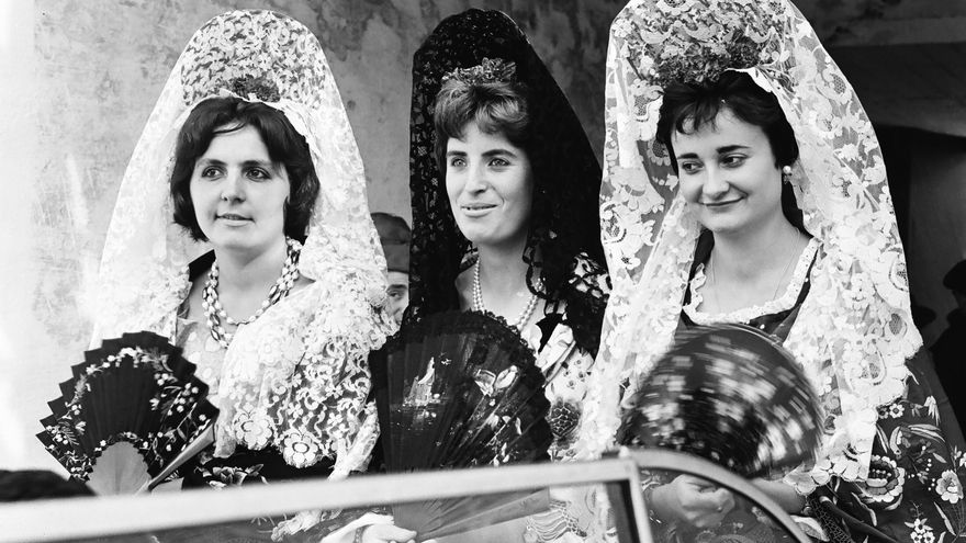 Las manolas del Día del Blusa de 1962: Maite García, Maite Isasi y María del Pilar Alday