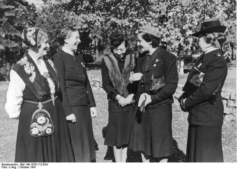 Pilar Primo de Rivera (segona per la dreta), participant en una reunió a l'Alemanya nazi a l'octubre de 1941.