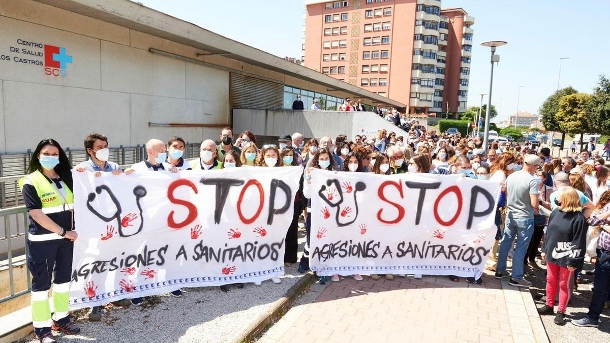 Concentración en el centro de salud de la Avenida de Los Castros, en Santander, para condenar las agresiones a sanitarios, como la que sufrieron hace unos días dos profesionales de este ambulatorio por parte de un paciente, que huyó